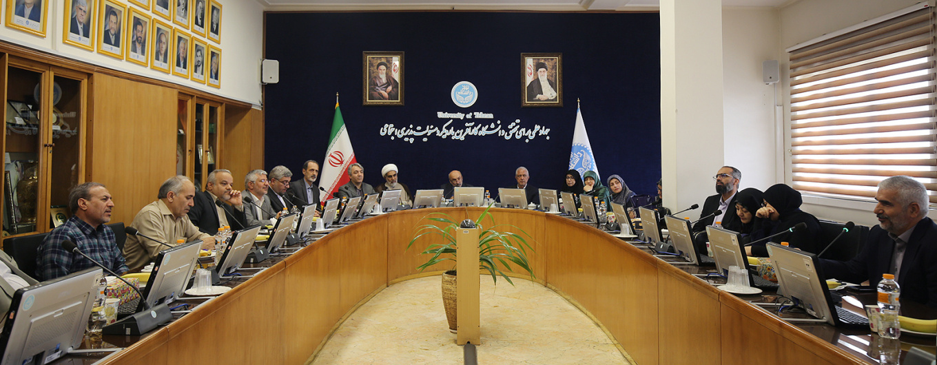 سرپرست و هیأترئیسه دانشگاه تهران در نشستی با حضور خانوادههای دانشجویان شهید دانشگاه تهران به مناسبت بزرگداشت سالروز آزادسازی خرمشهر، یاد شهدای دانشگاه را گرامی داشتند.