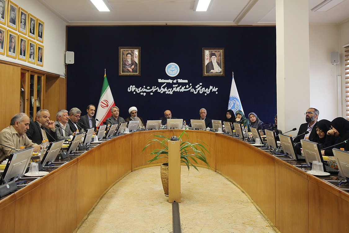 سرپرست و هیأت‌رئیسه دانشگاه تهران در نشستی با حضور خانواده‌های دانشجویان شهید دانشگاه تهران به مناسبت بزرگداشت سالروز آزادسازی خرمشهر، یاد شهدای دانشگاه را گرامی داشتند.
