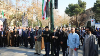 اجتماع نمازگزاران مسجد دانشگاه تهران بر سر مزار شهدای گمنام