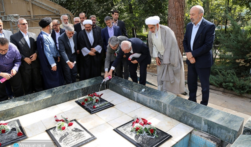 مراسم تجدید میثاق با آرمان‌های شهدا و عطرافشانی مزار شهدای گمنام دانشگاه تهران، همزمان با گرامیداشت هفته دفاع مقدس برگزار شد.