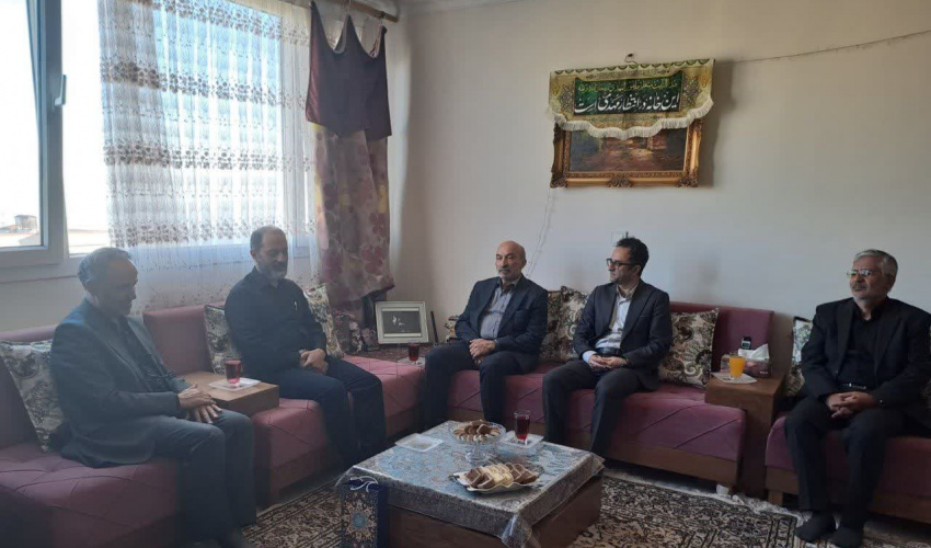 دیدار رئیس دانشگاه تهران با خانواده دانشجوی شهید محمدمهدی ازگلی